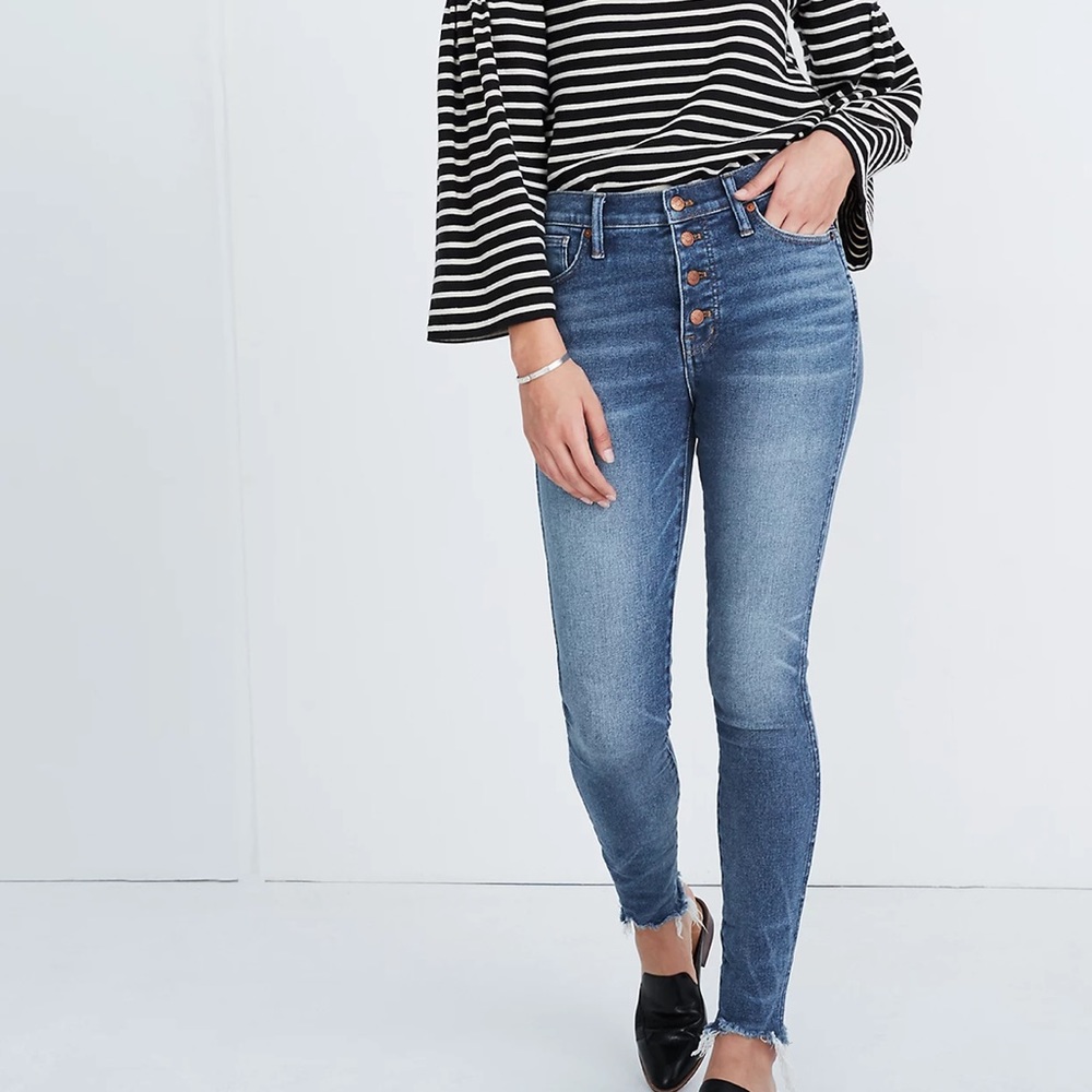 Madewell 10” skinny jeans with front buttons and raw/chewed hem. Size 27